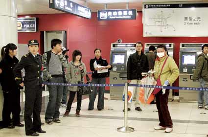 北京地铁10号线发生故障 运营方带电抢修(图)