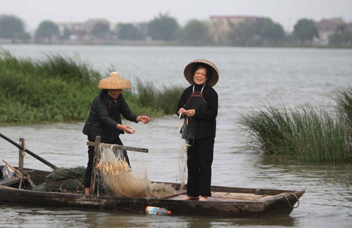 两个中山的疍家女在水上放歌