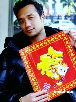 2009年1月29日，广西南宁，黄觉在家乡爆料自己的观众定位在大龄文艺女青年。 中新社发 骆文刚 摄
