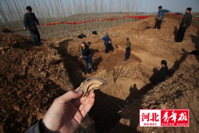 工作人员在对磁县境内一处疑似古墓进行发掘 摄/本报记者刘飞越