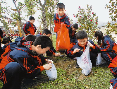 近日,广元市利州区的小学生们在湿地公园捡拾垃圾,为保护环境献一份