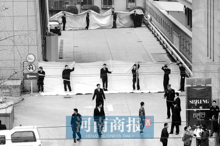 郑州一男子从35楼坠亡 记者采访被保安打倒(图