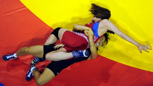 图文:09女子摔跤世界杯开战 把对手压在身下