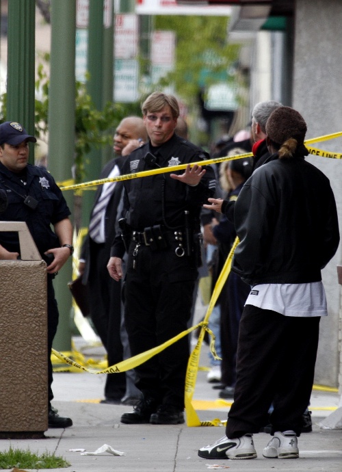 美国奥克兰4名警察遭枪击受伤