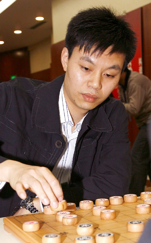 图文:"大棋圣"赛许银川无缘四强 比赛中行棋