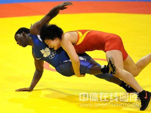 图文:摔跤世界杯中国三连冠 王娇摔倒对手