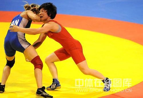 组图:女子摔跤世界杯中国三连冠 王娇庆祝胜利