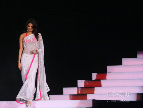 图：印度女星朴雅卡-乔普拉登台领奖