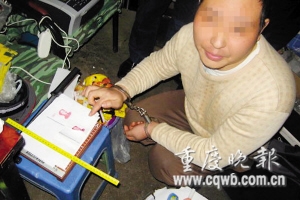 民警在李某的住处搜到的假币和制假工具 记者 钱波 通讯员 徐刚 摄
