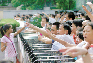 迁户口,买新房… 孩子入学家长择校烦恼何时了