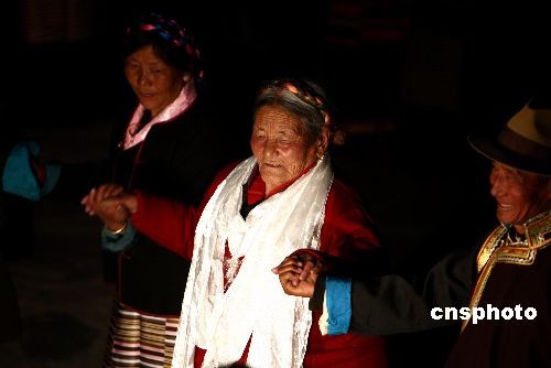 图:西藏民众载歌载舞迎接百万农奴解放日