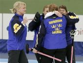 图文：女子冰壶世锦赛3月24日 瑞典队拥抱庆祝
