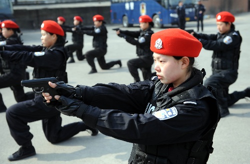 图文:全运会女特警英姿飒爽 手枪速射演练