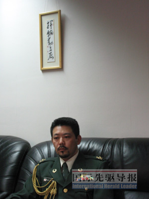 也许是因为首次接受中国媒体专访，3月17日，椿裕一面对本报记者正襟危坐，表情严肃。本报记者 刘俊/摄