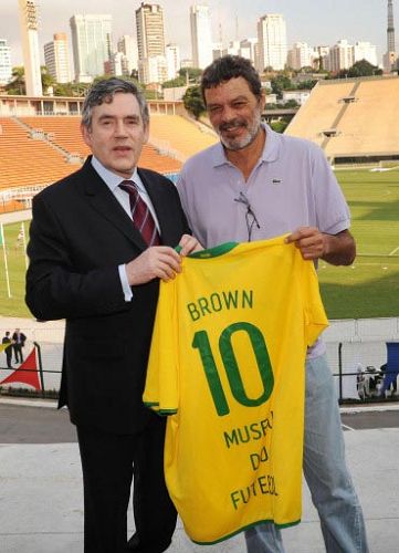 英首相获赠巴西10号球衣