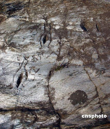 图文:河南新发现的具女性生殖崇拜特征岩画