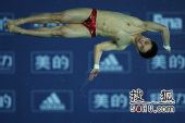 图文：男子十米跳台决赛 邱波空中甩出水花