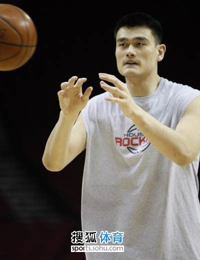 图文:[nba]火箭vs快船 姚明接球