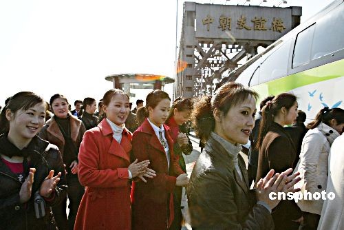 图文:朝鲜艺术团结束中朝友好年巡演回国