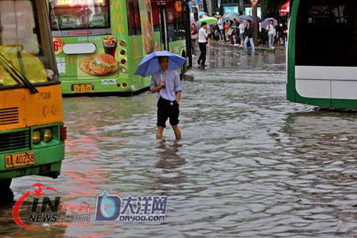 组图:广州遭受暴雨洗礼 强度50年一遇