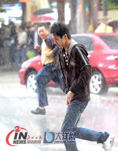 组图:广州遭受暴雨洗礼 强度50年一遇