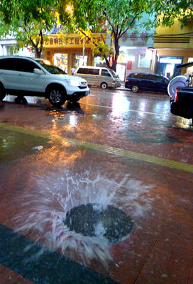 广州雷雨后路面积水一米