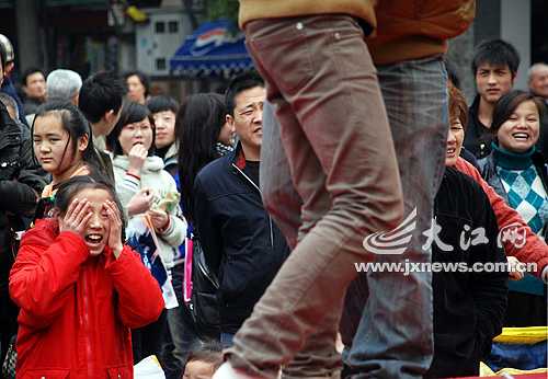 六年级小学生接吻图片_小学生接吻能吗_三年级学生早恋图片