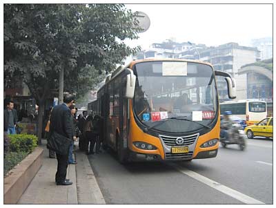 公交车被出租用作某公司<span class='articleLink'></td></tr></table><a href='http://auto.sohu.com/jiaotong/' target=_blank>交通</a></span>车 网友供图