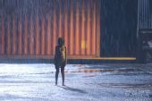 图：《贫民富翁》精美剧照- 大雨中的女孩