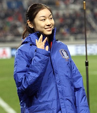图文:金妍儿为韩国足球加油 食指上戒指很显眼