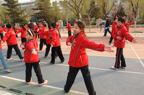 考察走访当地中小学,深入了解冬季长跑活动和阳光体育活动的开展情况