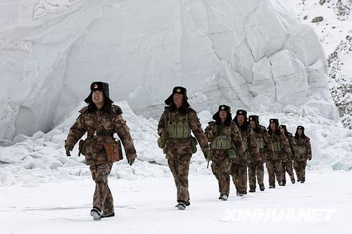 新疆军区边防团战士在慕士塔格峰下巡逻