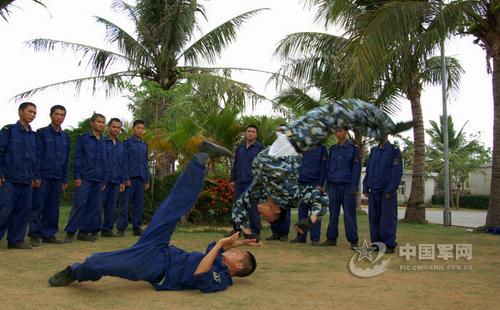 南海舰队航空兵某场站警卫连组织擒敌训练(图)