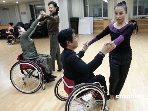 图文:全国首支轮椅舞蹈队北京热训