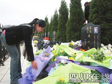 士官武文斌等人墓地,祭奠英雄表达敬意 昨天,德阳市近郊的龙井公墓