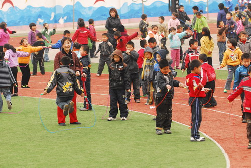 组图:阳光体育在三门峡 第二实验小学课间活动