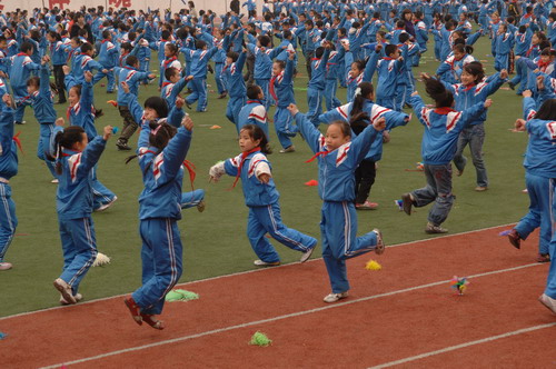 阳光体育在三门峡 第二实验小学开展大课间活动-搜狐
