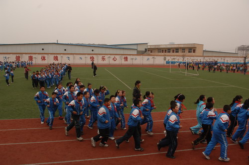 组图:阳光体育在三门峡 第二实验小学课间活动