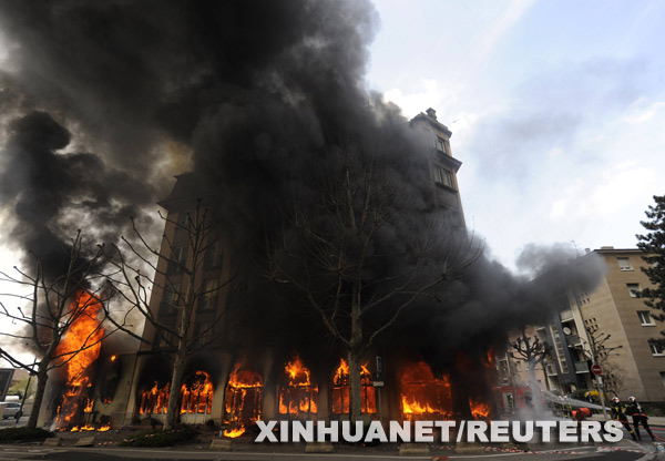 法斯特拉斯堡一酒店遭北约峰会抗议者纵火(图