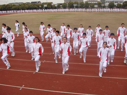 图文:张家港开展阳光体育活动 孩子们做高抬腿