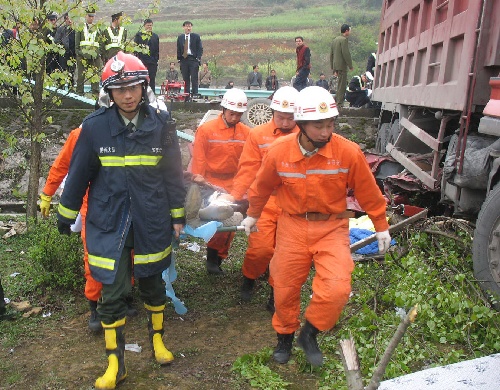 贵州贵毕公路发生一起4车相撞事故2人死亡