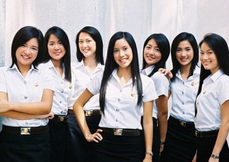 泰国的学生基本上每人拥有3~5套校服,每套的价格相当于人民币70~80元.