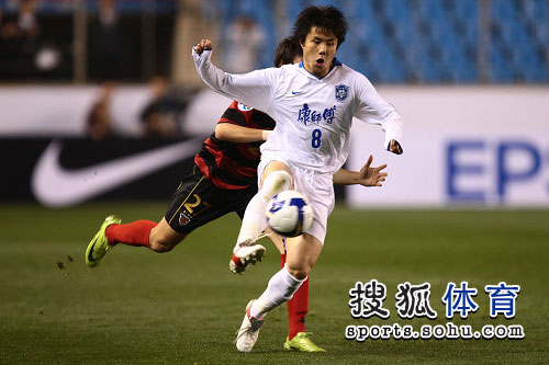 图文:[亚冠]浦项1-0天津 蒿俊闵突破