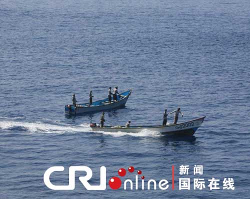 可疑船只向我“海口”艦方向靠近 