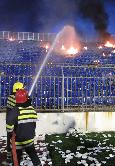组图:塞尔维亚一足球看台赛后起火