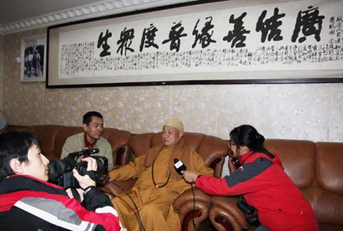 幸福之旅队员在汝南南海禅寺采访明乘大师