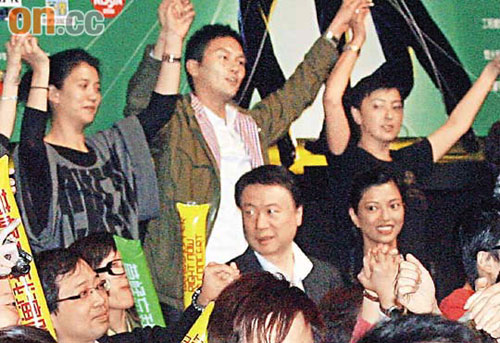 罗杰承夫妇以行动粉碎和草蜢不和传言