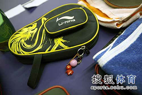 图文：中国女乒队员球包挂饰 形形色色的挂饰