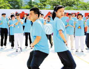 深圳办趣味运动会别开生面 喜迎世界大运会(图)