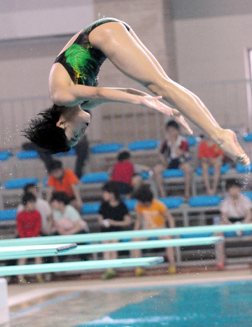 青年冠军赛女子个人全能赛况 4月12日,上海选手杨蕊嘉在比赛中